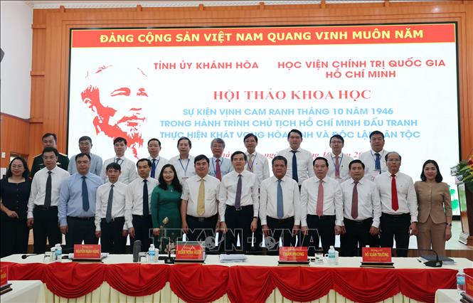 Lãnh đạo tỉnh ủy, UBND và các đại biểu tham dự hội thảo. Ảnh Đặng Tuấn -TTXVN 