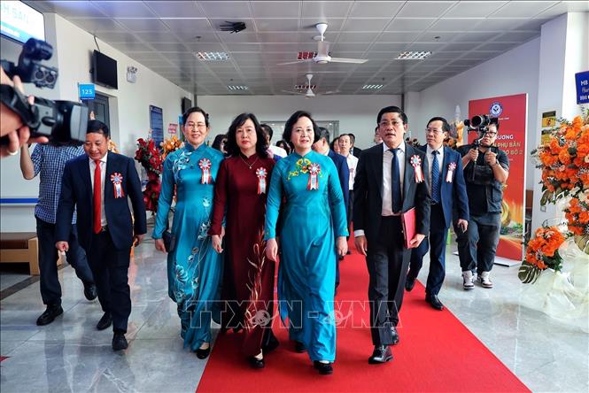 Phó Thủ tướng Chính phủ Phạm Thị Thanh Trà (giữa), Bộ trưởng Bộ Y tế Đào Hồng Lan (thứ hai từ trái sang) cùng các đại biểu tham quan khu vực khám chữa bệnh tại Bệnh viện Phụ sản Trung ương cơ sở 2. Ảnh: Phạm Tuấn Anh - TTXVN