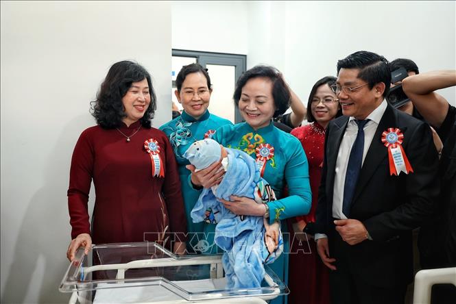 Phó Thủ tướng Chính phủ Phạm Thị Thanh Trà bế một trẻ sơ sinh trong chuyến thăm khu vực chăm sóc sau sinh tại Bệnh viện Phụ sản Trung ương cơ sở 2. Ảnh: Phạm Tuấn Anh - TTXVN