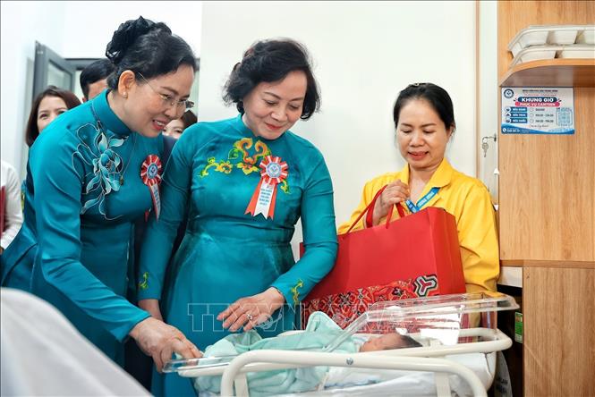 Phó Thủ tướng Chính phủ Phạm Thị Thanh Trà thăm hỏi, động viên sản phụ và trẻ sơ sinh tại Bệnh viện Phụ sản Trung ương cơ sở 2. Ảnh: Phạm Tuấn Anh - TTXVN