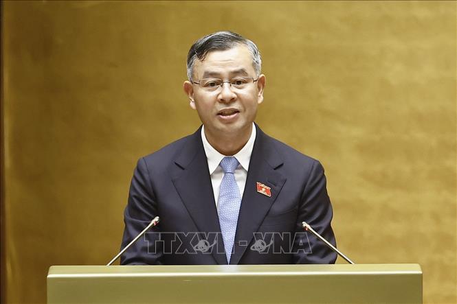 Bộ trưởng Bộ Tài chính Ngô Văn Tuấn, thừa ủy quyền của Thủ tướng Chính phủ trình bày báo cáo về: tình hình thực hiện ngân sách nhà nước năm 2026, dự toán ngân sách nhà nước, phương án phân bổ ngân sách trung ương năm 2027; tình hình thực hiện kế hoạch đầu tư công năm 2026 và dự kiến kế hoạch đầu tư công năm 2027; quyết toán ngân sách nhà nước năm 2025. Ảnh: Doãn Tấn - TTXVN