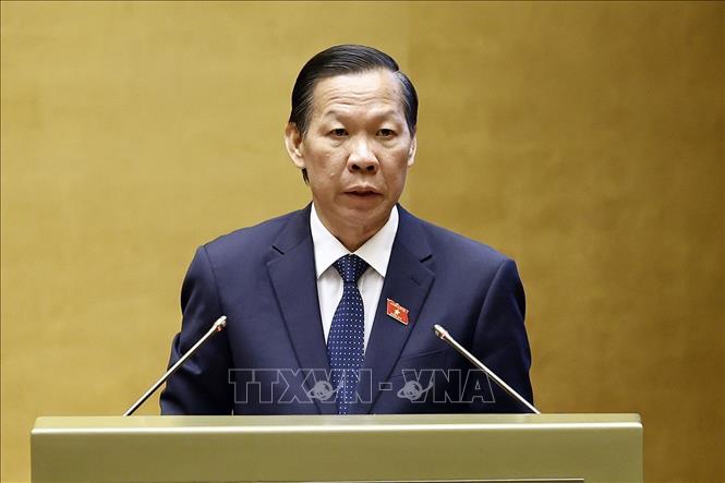 Chủ nhiệm Ủy ban Kinh tế và Tài chính của Quốc hội Phan Văn Mãi trình bày báo cáo thẩm tra về 03 dự án Luật: Luật Phát triển doanh nghiệp nhỏ và vừa; Luật sửa đổi, bổ sung một số điều của Luật Chứng khoán; Luật sửa đổi, bổ sung một số điều của Luật Kế toán, Luật Kiểm toán độc lập. Ảnh: Doãn Tấn - TTXVN
