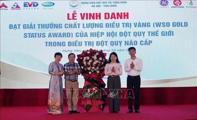 Lãnh đạo Sở Y tế tỉnh Hưng Yên tặng lãng hoa chúc mừng Bệnh viện Đột quỵ và Thần kinh Hà Nội – Thái Bình tại buổi lễ. Ảnh: Nguyễn Công Hải - TTXVN