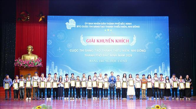 Ban Tổ chức trao trao giải Khuyến khích cho các tác giả, nhóm tác giả. Ảnh: Đồng Thúy- TTXVN