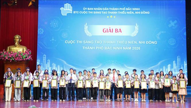 Ban Tổ chức trao trao giải Ba cho các tác giả, nhóm tác giả. Ảnh: Đồng Thúy- TTXVN