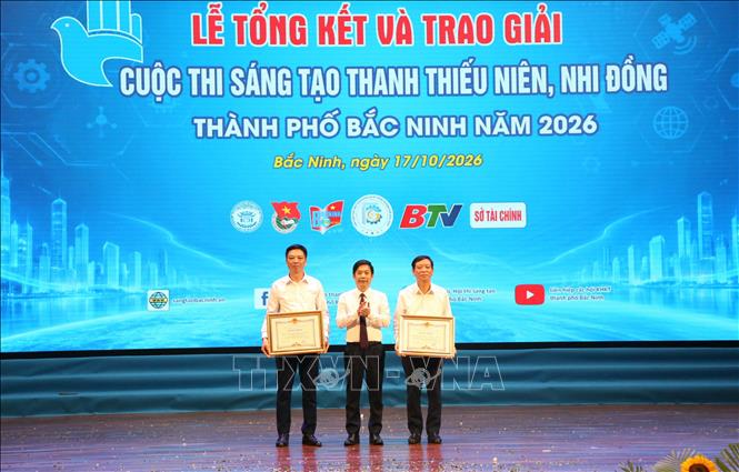 Phó Chủ tịch HĐND thành phố Nguyễn Anh Tuấn trao Bằng khen của Chủ tịch UBND thành phố cho 02 tập thể. Ảnh: Đồng Thúy- TTXVN