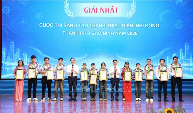 Trao giải Nhất cho các tác giả, nhóm tác giả. Ảnh: Đồng Thúy- TTXVN