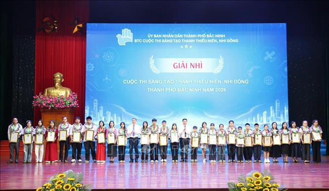 Ban Tổ chức trao trao giải Nhì cho các tác giả, nhóm tác giả. Ảnh: Đồng Thúy- TTXVN