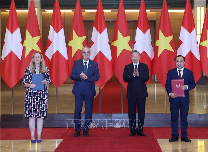 Tổng Bí thư, Chủ tịch nước Tô Lâm và Tổng thống Thụy Sĩ Guy Parmelin chứng kiến lế trao các văn kiện hợp tác giữa hai nước. Ảnh: Thống Nhất - TTXVN 