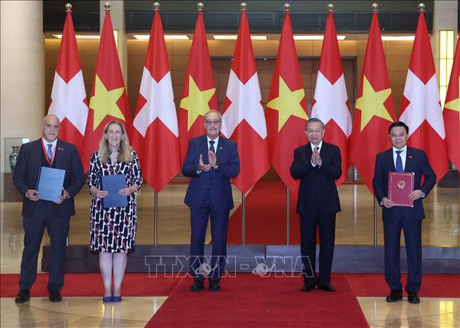 Tổng Bí thư, Chủ tịch nước Tô Lâm và Tổng thống Thụy Sĩ Guy Parmelin chứng kiến lế trao các văn kiện hợp tác giữa hai nước. Ảnh: Thống Nhất - TTXVN 