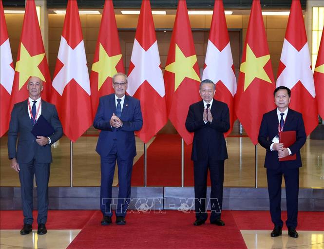 Tổng Bí thư, Chủ tịch nước Tô Lâm và Tổng thống Thụy Sĩ Guy Parmelin chứng kiến lế trao các văn kiện hợp tác giữa hai nước. Ảnh: Thống Nhất - TTXVN 