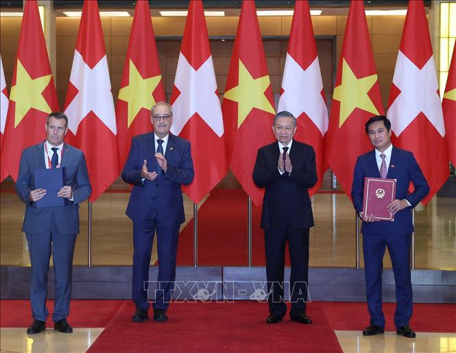 Tổng Bí thư, Chủ tịch nước Tô Lâm và Tổng thống Thụy Sĩ Guy Parmelin chứng kiến lế trao các văn kiện hợp tác giữa hai nước. Ảnh: Thống Nhất - TTXVN 