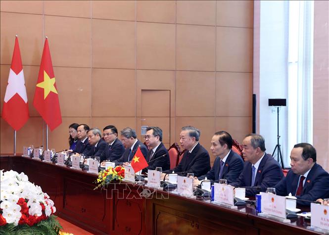 Tổng Bí thư, Chủ tịch nước Tô Lâm và thành viên đoàn cấp cao Việt Nam tại cuộc hội đàm với Tổng thống Thụy Sĩ Guy Parmelin. Ảnh: Thống Nhất – TTXVN

