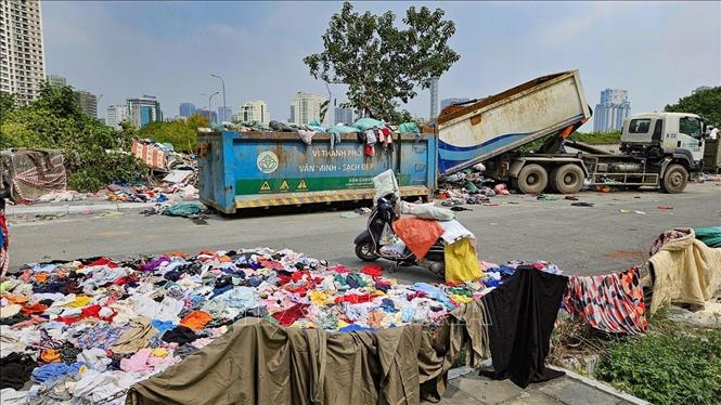Công tác thu gom, vận chuyển quần áo cũ tại phường Từ Liêm (Hà Nội) được triển khai nhằm bảo đảm vệ sinh môi trường. Ảnh: Trung Nguyên - TTXVN.