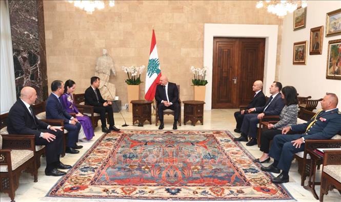 Tổng thống Liban Joseph Aoun tiếp Đại sứ Việt Nam tại Ai Cập kiêm nhiệm Liban Nguyễn Nam Dương nhân dịp trình Thư ủy nhiệm ngày 15/10. Ảnh: Đại sứ quán Việt Nam tại Ai Cập - TTXVN phát