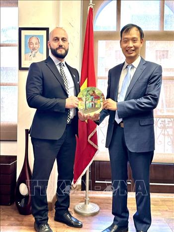 Đại sứ Việt Nam tại Ai Cập kiêm nhiệm Liban Nguyễn Nam Dương gặp Chủ tịch Liên đoàn Vovinam Liban Baha Al-Zaghir. Ảnh: Đại sứ quán Việt Nam tại Ai Cập - TTXVN phát