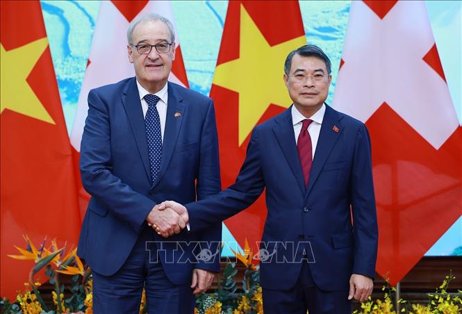 Thủ tướng Lê Minh Hưng hội kiến Tổng thống Liên bang Thụy Sĩ Guy Parmelin. Ảnh: Dương Giang – TTXVN
