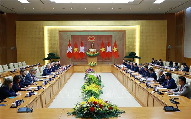 Thủ tướng Lê Minh Hưng hội kiến Tổng thống Liên bang Thụy Sĩ Guy Parmelin. Ảnh: Dương Giang – TTXVN
