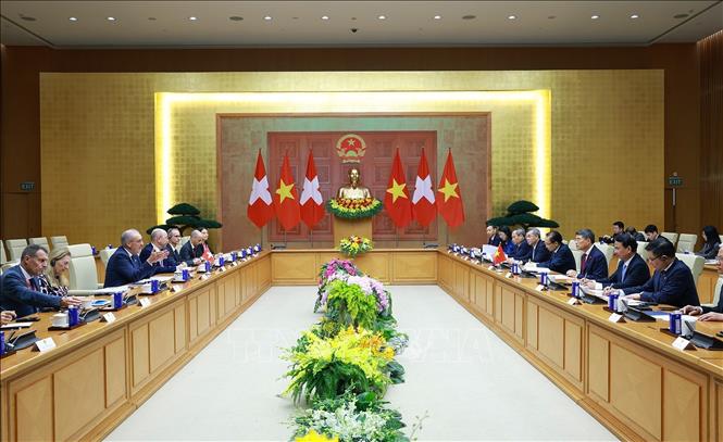 Thủ tướng Lê Minh Hưng hội kiến Tổng thống Liên bang Thụy Sĩ Guy Parmelin. Ảnh: Dương Giang – TTXVN
