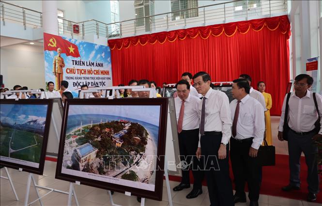 Đồng chí Đoàn Minh Huấn, Giám đốc Học viện Chính trị quốc gia Hồ Chí Minh cùng lãnh đạo tỉnh Khánh Hòa tham quan triễn lãm. Ảnh: Đặng Tuấn - TTXVN 