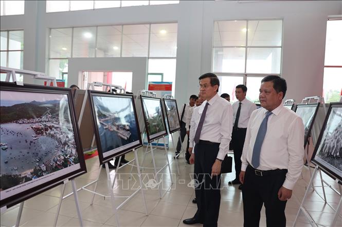 Đồng chí Đoàn Minh Huấn, Giám đốc Học viện Chính trị quốc gia Hồ Chí Minh cùng lãnh đạo tỉnh Khánh Hòa tham quan triễn lãm. Ảnh: Đặng Tuấn - TTXVN 