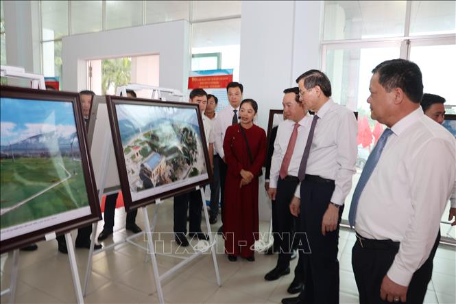 Đại biểu tham quan triển lãm ảnh “Chủ tịch Hồ Chí Minh trong hành trình thực hiện khát vọng độc lập dân tộc” tại Khánh Hòa. Ảnh: Đặng Tuấn - TTXVN 