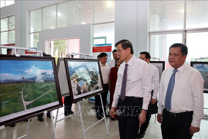 Đại biểu tham quan triển lãm ảnh “Chủ tịch Hồ Chí Minh trong hành trình thực hiện khát vọng độc lập dân tộc” tại Khánh Hòa. Ảnh: Đặng Tuấn - TTXVN 