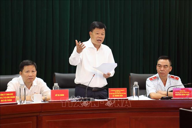 Ông Lê Trung Kiên, Phó Chủ tịch UBND thành phố Hải Phòng đối thoại với các cá nhân, tổ chức thuê nhà công sản. Ảnh: Hoàng Ngọc - TTXVN