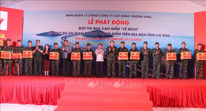 Đại diện Tỉnh ủy, Binh đoàn 12 tặng quà cho các ban điều hành, đơn vị thi công dự án. Ảnh: Tuấn Phi - TTXVN
