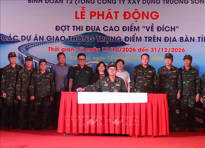 Các ban điều hành công trình ký kết giao ước thi đua. Ảnh: Tuấn Phi - TTXVN