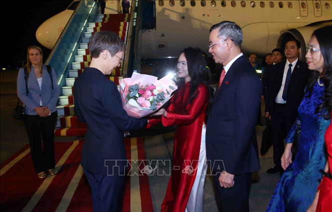 Bộ trưởng Bộ Tài chính Ngô Văn Tuấn đón Thủ tướng Công quốc Liechtenstein Brigitte Haas tại sân bay quốc tế Nội Bài, Hà Nội. Ảnh: Phạm Kiên - TTXVN