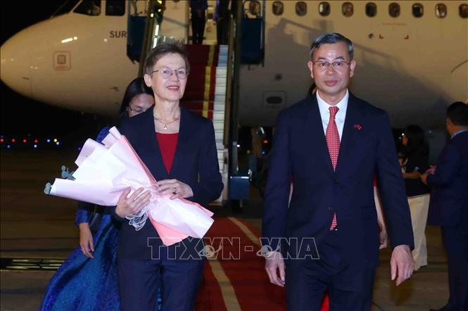Bộ trưởng Bộ Tài chính Ngô Văn Tuấn đón Thủ tướng Công quốc Liechtenstein Brigitte Haas tại sân bay quốc tế Nội Bài, Hà Nội. Ảnh: Phạm Kiên - TTXVN