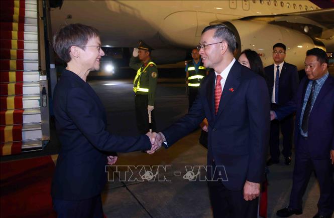 Bộ trưởng Bộ Tài chính Ngô Văn Tuấn đón Thủ tướng Công quốc Liechtenstein Brigitte Haas tại sân bay quốc tế Nội Bài, Hà Nội. Ảnh: Phạm Kiên - TTXVN