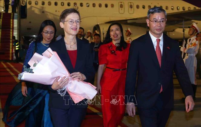 Bộ trưởng Bộ Tài chính Ngô Văn Tuấn đón Thủ tướng Công quốc Liechtenstein Brigitte Haas tại sân bay quốc tế Nội Bài, Hà Nội. Ảnh: Phạm Kiên - TTXVN