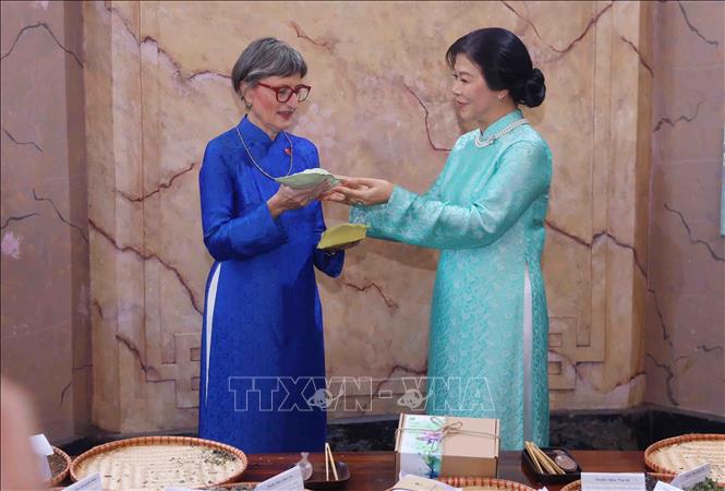 Phu nhân Ngô Phương Ly trao tặng Phu nhân Caroline Parmelin chiếc gối thảo dược do chính tay mình thực hiện, thể hiện tình cảm chân thành và sự trân trọng dành cho vị khách quý. Ảnh: Phạm Kiên - TTXVN