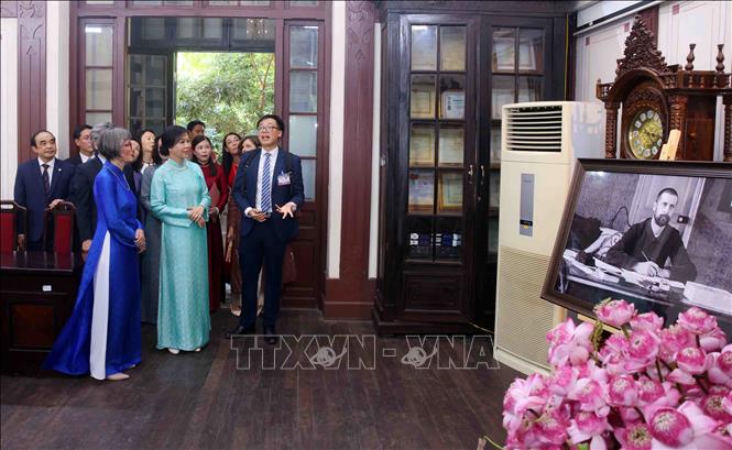 Bà Ngô Phương Ly, Phu nhân Tổng Bí thư, Chủ tịch nước Tô Lâm và bà Caroline Parmelin, Phu nhân Tổng thống Thụy Sĩ Guy Parmelin thăm Trường Đại học Dược Hà Nội. Ảnh: Phạm Kiên - TTXVN