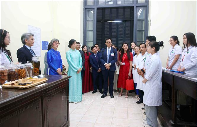 Bà Ngô Phương Ly, Phu nhân Tổng Bí thư, Chủ tịch nước Tô Lâm và bà Caroline Parmelin, Phu nhân Tổng thống Thụy Sĩ Guy Parmelin giao lưu với sinh viên Trường Đại học Dược Hà Nội. Ảnh: Phạm Kiên - TTXVN