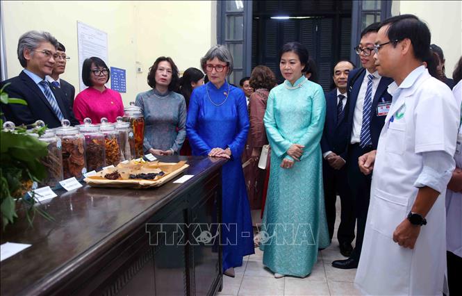 Bà Ngô Phương Ly, Phu nhân Tổng Bí thư, Chủ tịch nước Tô Lâm và bà Caroline Parmelin, Phu nhân Tổng thống Thụy Sĩ Guy Parmelin thăm trường Đại học Dược Hà Nội. Ảnh: Phạm Kiên - TTXVN