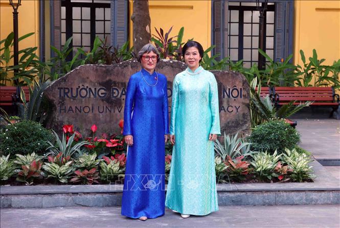 Bà Ngô Phương Ly, Phu nhân Tổng Bí thư, Chủ tịch nước Tô Lâm với bà Caroline Parmelin, Phu nhân Tổng thống Thụy Sĩ Guy Parmelin. Ảnh: Phạm Kiên - TTXVN