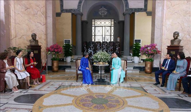 Bà Ngô Phương Ly, Phu nhân Tổng Bí thư, Chủ tịch nước Tô Lâm cùng bà Caroline Parmelin, Phu nhân Tổng thống Thụy Sĩ Guy Parmelin dùng bánh, thưởng trà tại trường Đại học Dược Hà Nội. Ảnh: Phạm Kiên - TTXVN