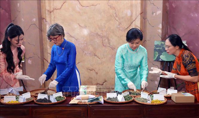 Bà Ngô Phương Ly, Phu nhân Tổng Bí thư, Chủ tịch nước Tô Lâm cùng bà Caroline Parmelin, Phu nhân Tổng thống Thụy Sĩ Guy Parmelin trải nghiệm làm gối chườm từ thảo dược. Ảnh: Phạm Kiên - TTXVN