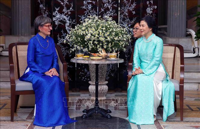 Bà Ngô Phương Ly, Phu nhân Tổng Bí thư, Chủ tịch nước Tô Lâm cùng bà Caroline Parmelin, Phu nhân Tổng thống Thụy Sĩ Guy Parmelin dùng bánh, thưởng trà tại trường Đại học Dược Hà Nội. Ảnh: Phạm Kiên - TTXVN