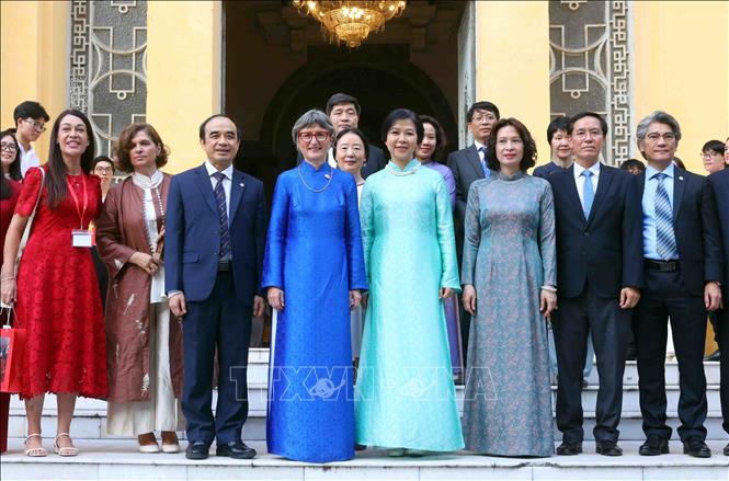 Bà Ngô Phương Ly, Phu nhân Tổng Bí thư, Chủ tịch nước Tô Lâm cùng bà Caroline Parmelin, Phu nhân Tổng thống Thụy Sĩ Guy Parmelin với các đại biểu. Ảnh: Phạm Kiên - TTXVN