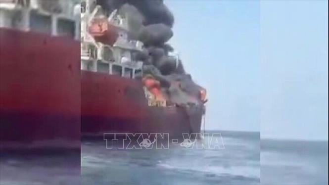 Hải quân Iran cho biết một siêu tàu chở dầu thô đã phát nổ sau khi va phải thủy lôi do tìm cách rời eo biển Hormuz qua tuyến đường có mức độ rủi ro cao và không được cấp phép. Ảnh: IRNA/TTXVN phát