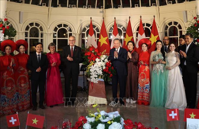 Tổng Bí thư, Chủ tịch nước Tô Lâm và Phu nhân Ngô Phương Ly cùng Tổng thống Thụy Sĩ Guy Parmelin và Phu nhân Caroline Parmelin tặng hoa cho các nghệ sĩ. Ảnh: Thống Nhất - TTXVN