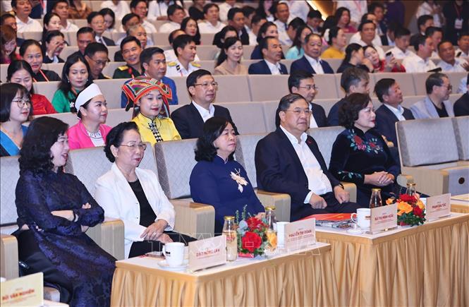 Đồng chí Bùi Thị Minh Hoài - Chủ tịch Ủy ban Trung ương MTTQ Việt Nam cùng các đại biểu tham dự Chương trình. Ảnh: Minh Đức - TTXVN