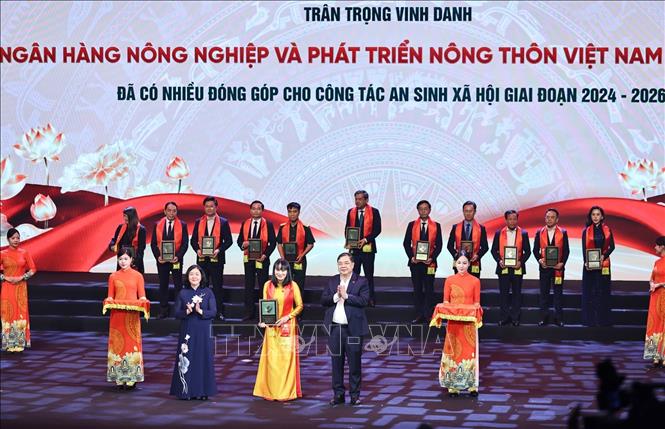 Đồng chí Bùi Thị Minh Hoài, Chủ tịch Ủy ban Trung ương MTTQ Việt Nam và Phó Thủ tướng Thường trực Chính phủ Phạm Gia túc Vinh danh các tổ chức và cá nhân. Ảnh: Minh Đức - TTXVN

