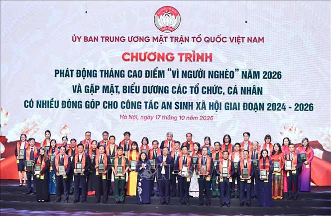 Đồng chí Bùi Thị Minh Hoài, Chủ tịch Ủy ban Trung ương MTTQ Việt Nam và Phó Thủ tướng Thường trực Chính phủ Phạm Gia túc Vinh danh các tổ chức và cá nhân. Ảnh: Minh Đức - TTXVN



