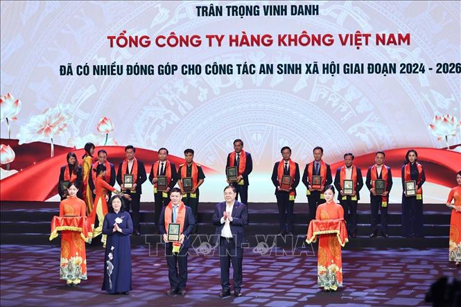Đồng chí Bùi Thị Minh Hoài, Chủ tịch Ủy ban Trung ương MTTQ Việt Nam và Phó Thủ tướng Thường trực Chính phủ Phạm Gia túc Vinh danh các tổ chức và cá nhân. Ảnh: Minh Đức - TTXVN



