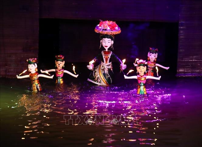 Tiết mục múa rối kết hợp nghệ thuật dân gian do các nghệ sĩ Nhà hát Múa rối Việt Nam biểu diễn. Ảnh: Khánh Hoà - TTXVN